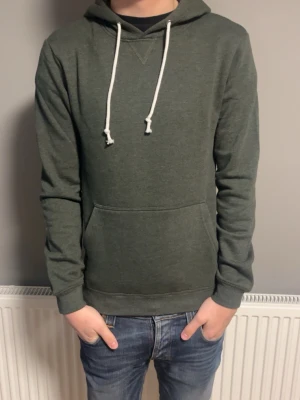 Mörkgrön pier one hoodie  - Helt ny pier one hoodie utan tags. Modellen är 180 och väger 65. Skriv vid frågor!