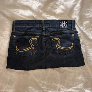 Mini jeanskjol - Mörkblå mini jeanskjol från Rock & Republic. Perfekt till sommaren🌷