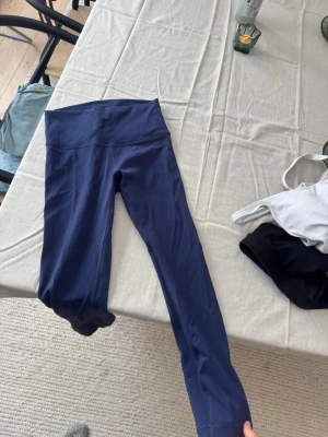 Blåa tights från Lululemon - Lululemon tights. Knappt använda. Stretchiga och väldigt sköna. Ungefär storlek 36, 6 i amerikansk 