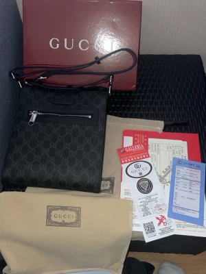 Gu$$i väska  - Säljer en fin och Helt ny väska, säljes för 729:- vid frågor eller annat så är det bara att skriva! Är öppen för alla bud :) MVH sweclothesss