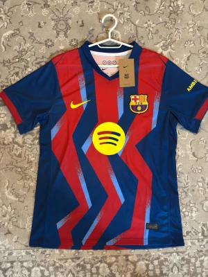 FC Barcelona matchtröja Nike - Helt ny FC Barcelona tröja, aldrig använd – med tag kvar 💯 Riktigt fin design, perfekt till sommaren eller fotboll  Finns i flera storlekar: S (2st) M (1st)  Passform: Normal Skick: 10/10