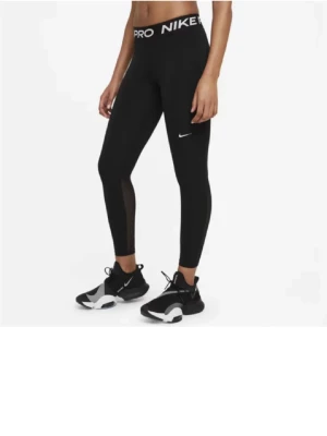 Svarta Nike Pro leggings - Säljer mina Nike Pro byxor som är perfekta för träning eller chill. Dom är stretchiga och har ett mjukt och skönt material vilket gör dom väldigt bekväma!!💗ganska använda och lite slitna men annars bra. 