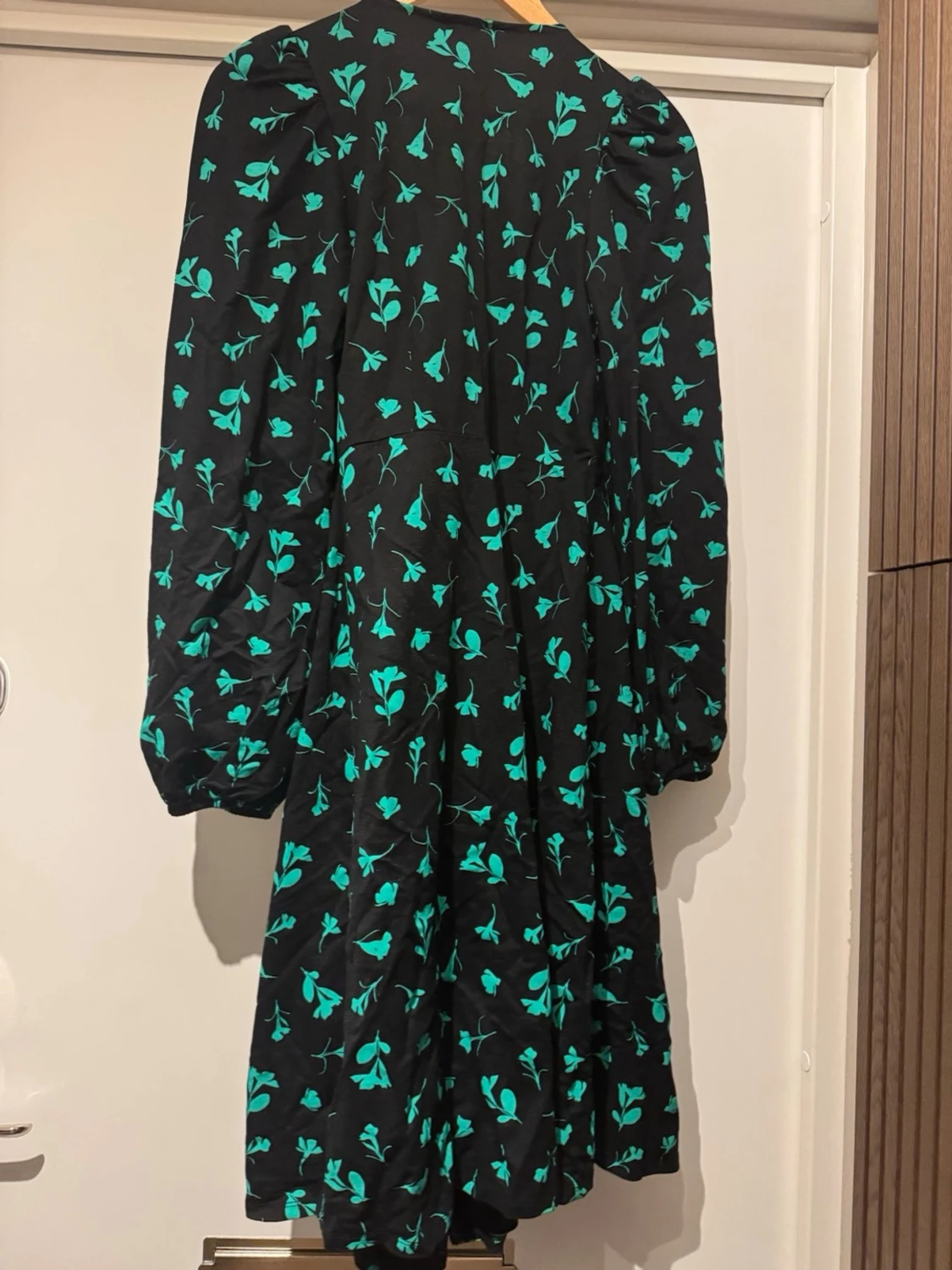Svart blommig omlottklänning - 1
