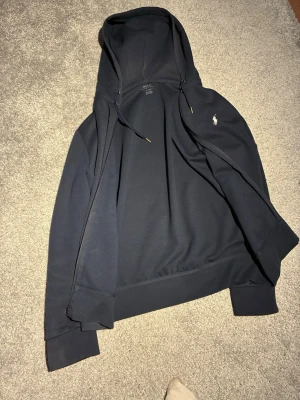 Ralph lauren zip up - Marinblå raffe zip up i storlek M! Bra skick endast lite missfärgningar