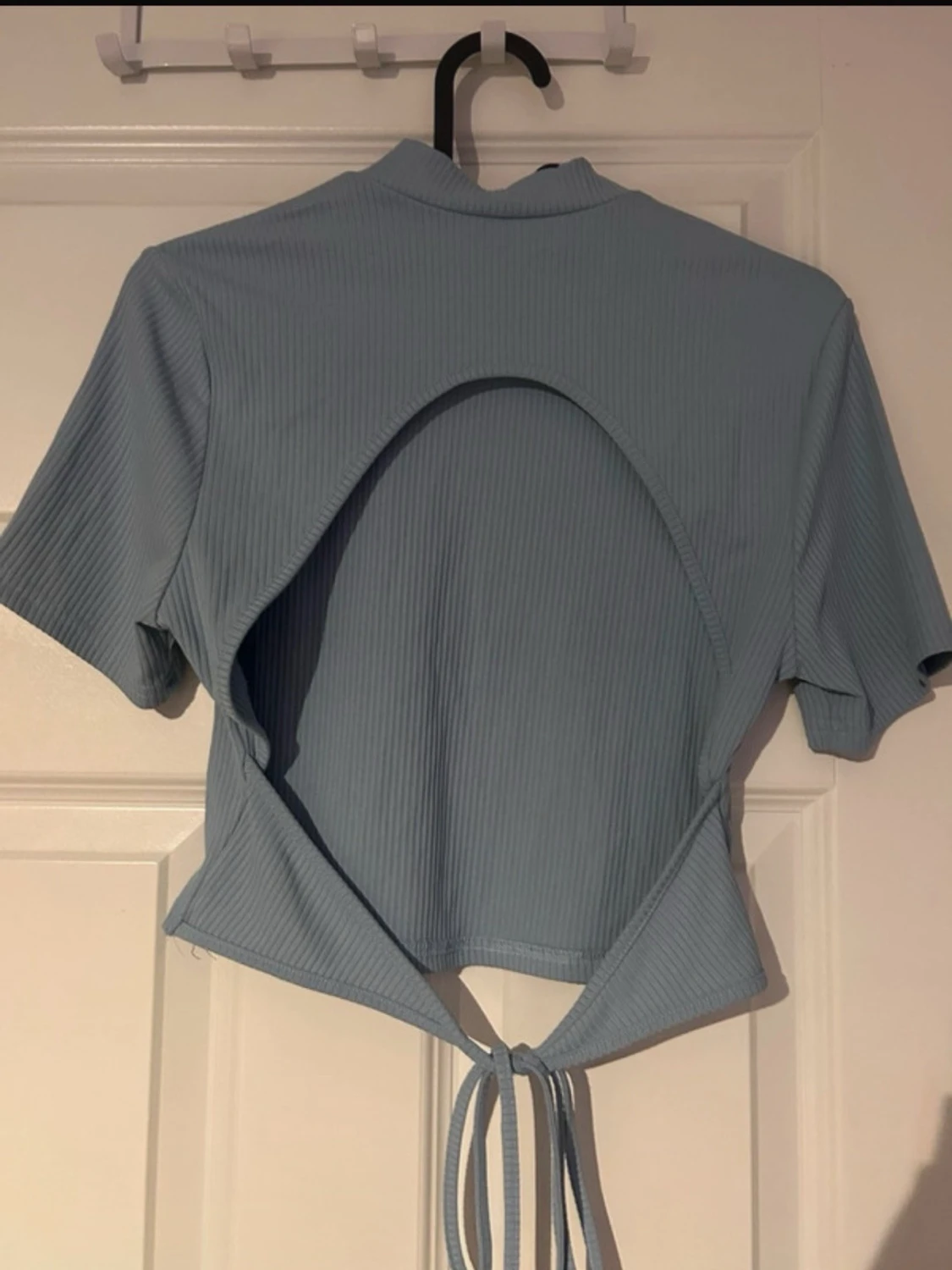 Ljusblå topp med öppen rygg - 1