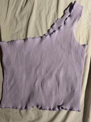 one shoulder-topp - Ljuslila ribbad one shoulder-topp i croppad modell Perfekt festtopp (ifrån shein)  