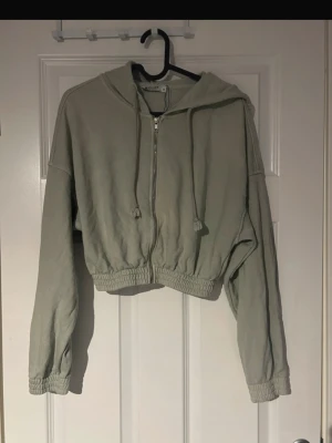 hoodie med dragkedja - hoodie med dragkedja framtill och huva. Perfekt för en avslappnad men snygg look. Lätt att matcha och superskön att bära funkar lika bra till vardags som till en chill outfit (ifrån madlady) 