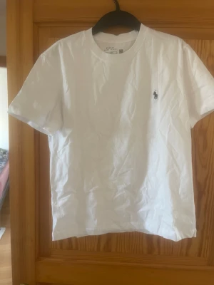 Vit t-shirt från Ralph Lauren - Klassisk vit t-shirt från Ralph Lauren den är I M men kan passa S också 