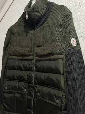 Moncler cardigan - Säljer min Moncler cardigan i storleken l-Xl pga att jag sällan använder den, den är i väldigt gott skick då jag har använt den 4-5 gånger.