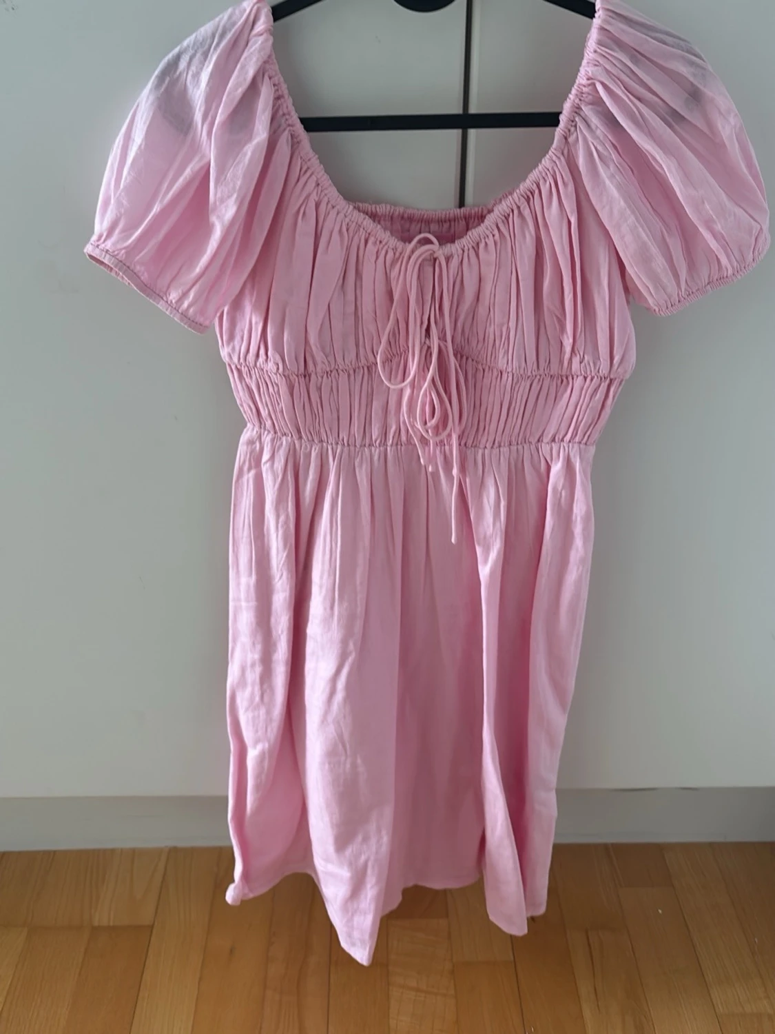 Rosa kort puffärmad klänning