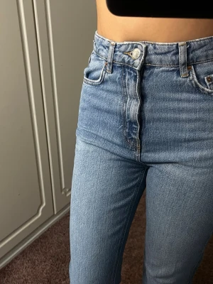 Ljusblå high waist jeans - Säljer ett par ljusblå high waist jeans med raka ben. Har slits i slutet av benen 
