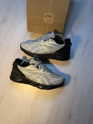 Asics & CP Company Quantum 360 - Asics & CP Company Quantum 360 - Storlek: 42📏  - Skick: 10/10♻️   - Pris: 1400kr💵   - Färg: Grå/Svart - Frakt: Fraktas samma dag, anländer till dig inom 3-4 dagar🚚   Tveka inte att skriva vid minsta fråga!💭