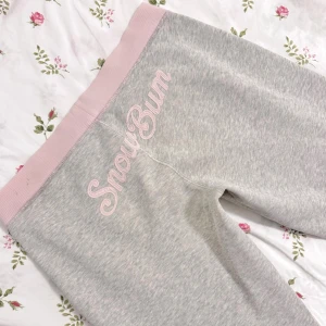 rare y2k abercrombie lågmidjade byxor  - sällsynta lågmidjade äkta y2k a&f byxor med ljusrosa detaljer och text säljer enbart pga de inte passar   midja 43 innerben 75 cm  obs skickar inte med bring! 