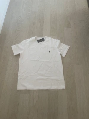Vit t-shirt från Ralph Lauren - Klassisk vit t-shirt från Ralph Lauren  Storlek XS men passar S mycket bra också