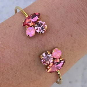 Armband Bangle Mixed sized Rosa - Armband, Bangle mixed sized, i guldpläterad mässing med kristaller. Navette 15mm, ss39 8mm och ss29 6mm. Färg Light Rose, Light Rose Laquer De Lite och Rose. Ställbar storlek.  Jag skickar endast spårbart, samfraktar. Fast pris. Besök gärna mina övriga annonser.  Till mina smycken använder jag kristaller från Preciosa, Aurora och Swarowski.