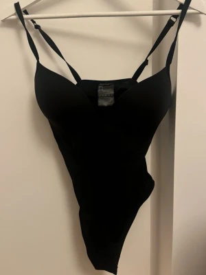 Populära H&M bodyn - Säljer denna populära H&M body som är slutsåld på hemsidan. Bodyn är helt oanvänd (endast testad och tvättad), så i mycket bra skick. Vid frågor är det bara att höra av sig🩷