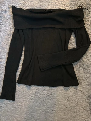 Svart off-shoulder topp - Står M men är liten i storleken så sitter säkert tajt på mindre storlekar🩷