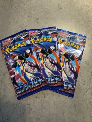 3st Pokémon ”Ninja Spinner” boosterpacks - Säljer detta 3st booster packs av nyaste Pokémon Japanska setet ”Ninja Spinner”!  Skick: Ny & fabriksförseglad  Samfraktar vid köp av fler produkter 👍