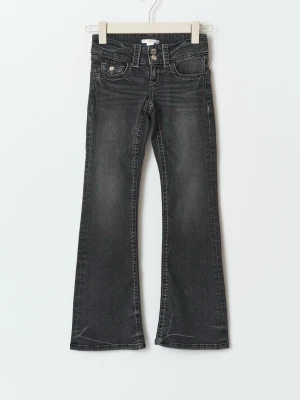 low waist Flare jeans - Lågmidjade Jeans från Gina tricot Young med utsvängda ben. Jeansen är grå/svarta  och har låg midja. De har normal passform, stretchig kvalitet och fickor fram och bak. passar mig som vanligtvis har storlek 34-36. Men är i barnstorlek 164!