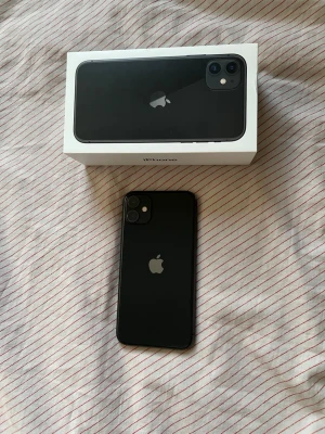 Svart iPhone 11 - iPhone 11, 64gb – skärmen bör bytas för att telefonen ska fungera normalt – originalkartong ingår  ✅ Kameror fungerar ✅ Face ID fungerar ✅ Baksidan i fint skick ✅ Originalkartong ingår  ❌ Tyvärr vit simkortslucka (se bild 5). Skicket är annars bra för sin ålder, men skärmen bör bytas. Perfekt för den som vill laga själv eller använda som den är.  Hör av dig vid frågor!
