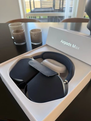 Apple AirPods Max blå over-ear hörlurar - Snygga Apple AirPods Max i blått med stilren design och mjuka öronkuddar. Hörlurarna har en robust metallram, meshbygel och levereras med ett smart skyddsfodral. Perfekta för dig som vill ha grymt ljud och modern look.