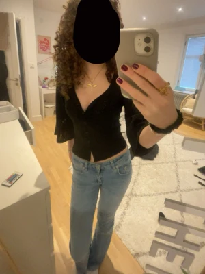 H&M svart omlottopp med v-ringning - H&M 