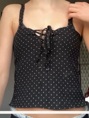 Prickig topp - Jag har sytt om den från en klänning. Väldigt liten i storleken! Defekter: Se bilder!💕