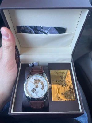 Fredric Tourbillon mekanisk klocka - En helt ny fin fredric watch den säljs för 5500-6500 på nätet men jag säljer vidare då jag har redan klockor och samlar men fick denna i present och vill få in pengar till studenten. Säljer snabbt nu för 2800 men kan diskuteras vid snabb affär