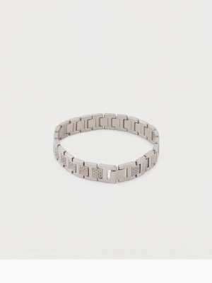 Silverfärgat länkarmband i stål - Stilrent armband i silverfärgat rostfritt stål med rektangulära länkar och diskreta mönstrade detaljer på vissa länkar. Perfekt för dig som gillar en modern och minimalistisk look. Lätt att matcha med andra accessoarer.