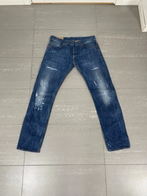 Dondup Jeans - Säljer nu dessa Dondup jeans med snygga slitningar i populär design, skriv för fler bilder/frågor🙌🏼
