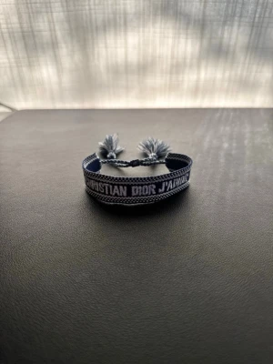 Christian Dior armband - Helt nytt Christian Dior armband i färgen blå. Inga skador eller missfärgningar. Har ett till likadant vilket går att köpa också. Skriv vid frågor eller funderingar. Pris går att förhandla. Skickar snabbt 📦🚚💨