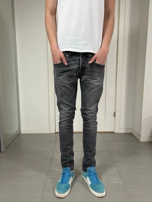 Dondup George Jeans - Säljer nu dessa Dondup George jeans med snygga slitningar i populär design, skriv för fler bilder/frågor🙌🏼