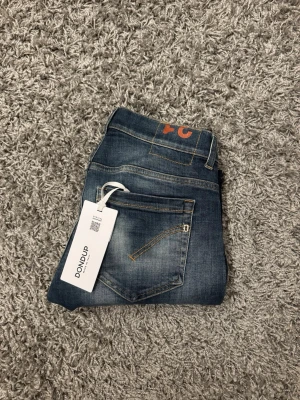 Dondup Jeans ”George” - Säljer dessa Dondups i modellen George. Mycket bra skick och kvitto finns. 
