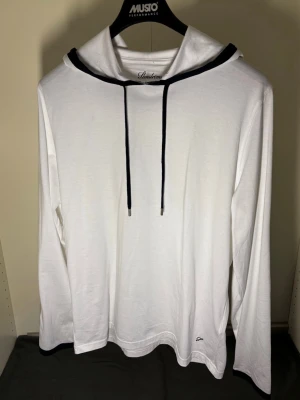 Stenströms Hoodie - Tja, säljer en hoodie från stenströms. Unik och sällsynt, skick 9.5/10 knappt använd! Storlek L passar M! Nypris runt 3000, mitt pris 500 men kan diskuteras vid snabb affär!Hör av dig vid frågor o funderingar!