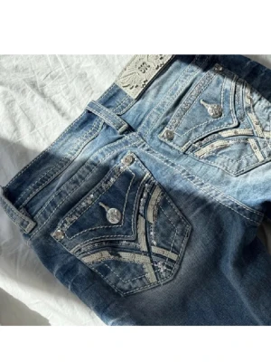 Miss me Jeans  - Säljer dessa för att de aldrig kommer till användning. Storlek 24. Köpt för 2100kr, säljer för 1 700kr💞🪽