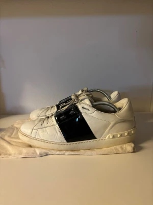 Valentino Opens | 44 - Valentino Opens i storlek 44 | Skicket är bra, defekter syns  | Dustbag skickas med samt valentino kortet 🤝 Äkta