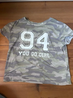 Cool tröja - Ljusgrön amo tröja med vitt tryck framtill. Jätteskönt material. Strl 170/xs. Knappt använd. Skriv om du har frågor!