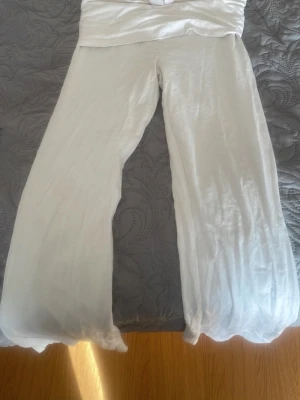 Vita vida yoga pants  - Storlek 170. Inte använda myckrt