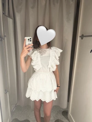 Söt vit sommarklänning🤍🌸 - Söt vit klänning med volanger och fina broderade detaljer 🤍 Perfekt för sommar, fest eller student. Klänningen har en smickrande passform med markerad midja och flera lager som ger ett fint fall. I mycket gott skick – endast använd två gånger. Finns en pytteliten fläck på halsringningen, men den är knappt synlig och inget som stör helhetsintrycket. Storlek: XS Passa på nu inför sommar, student och skolavslutningen💕 Hör av dig vid frågor eller fler bilder! 🌸