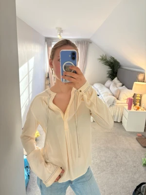 Krämvit blus från Tommy Hilfiger - Snygg krämvit somrig blus från Tommy Hilfiger😍