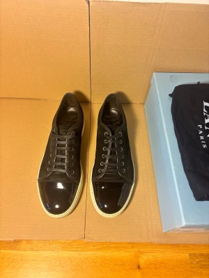 Lanvin Dbb1 Patent Cap Toe Sneaker Black 43 - Storlek 42 (passar 43), nypris ~5000kr, 100% äkta 