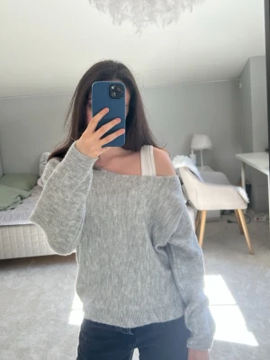 Stickad tröja - Jätte söt one shoulder stickad tröja från pull&bear som jag aldrig använt🥰 Köpt för 329kr säljer för 200kr🤩