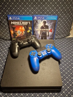 Ps4 1tb + 2 kontroller + Skärm - Jättefin skick ps4 slim med 2 kontroller och 2 spel. Du får även en 27 tum TV på köpet. Ps4 är nyligen rengjord på insidan så att allt är smidigt. Kan köra i timmar utan att bli för varm. Alla kablar som behövs följer.  Finns även möjlighet att frakta ifall man vill.  Finns att hämta upp I Norrköping