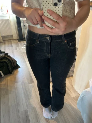 Mörkblå bootcut jeans från h&m - Storlek 38, från H&M. Som helt nya! Använts 2 gånger! Säljer ett par mörkblå bootcut jeans med klassiska fem fickor och kontrastsömmar. Jeansen har normal midja och är tillverkade i ett kraftigt denimtyg. Passar perfekt till en avslappnad och trendig stil. 💕