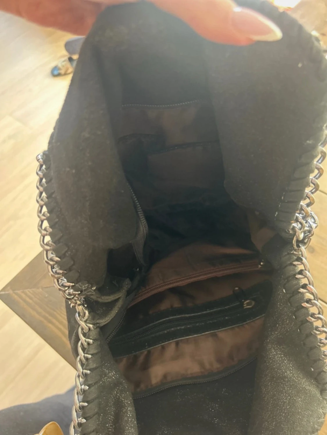Svart handväska med kedjedetaljer - 2