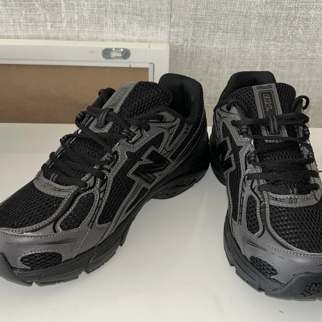 Svarta New Balance 740 sneakers