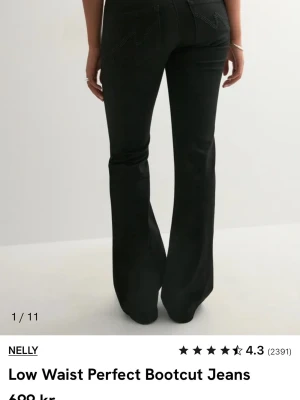 Svarta bootcut jeans från Nelly - Snygga svarta bootcut jeans med låg midja från Nelly. Jeansen har klassisk femficksdesign och utsvängda ben som ger en trendig siluett. Perfekta för dig som gillar en modern och avslappnad look. De är o använda. Pris kan diskuteras. 