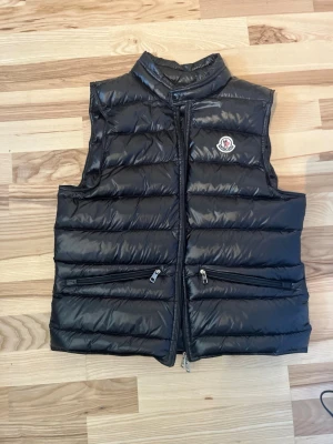 Moncler Gui - Snygg svart dunväst från Moncler i väldigt bra skick. Västen är i storlek 1 vilket motsvarar xs/s. Fråga gärna om ni har frågor! 