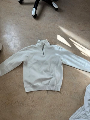 Vit halvzip sweatshirt från Zara - Snygg vit sweatshirt med halvzip och hög krage från Zara. Går ner i pris vid snabbt köp