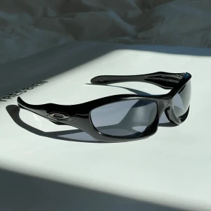 Oakley Monster Dogs - (BUD FRÅN 999KR).                                (Intressekoll) Rare Oakley Monster Dogs från 2002. Alla tillbehör är OEM. Köpta i USA när modellen kom. Bra skick för sin ålder! Kom med bud